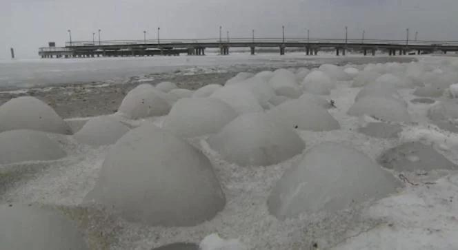 Lodowe kule na plaży w Jastarni. Wyjątkowe zjawisko! (wideo)