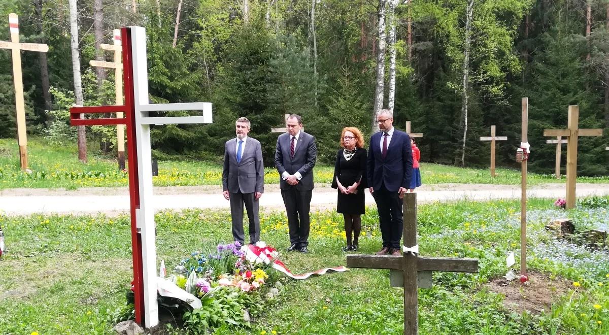 Minister Adam Kwiatkowski uczcił pamięć ofiar stalinizmu w Kuropatach