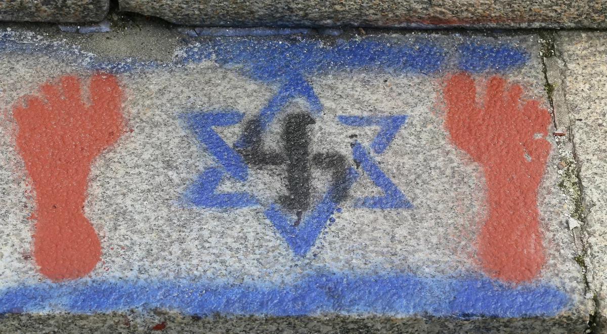 Stołeczna policja szuka sprawców aktów wandalizmu na cmentarzu żołnierzy radzieckich