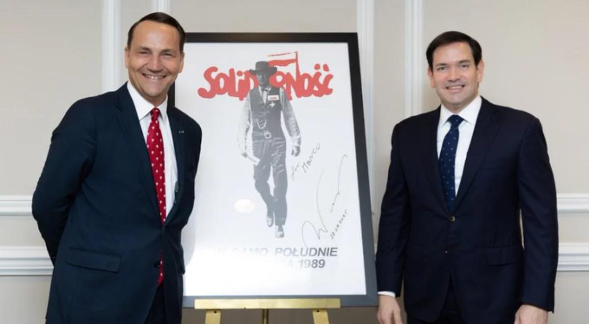 Sikorski spotkał się z Rubio. Wręczył mu prezent