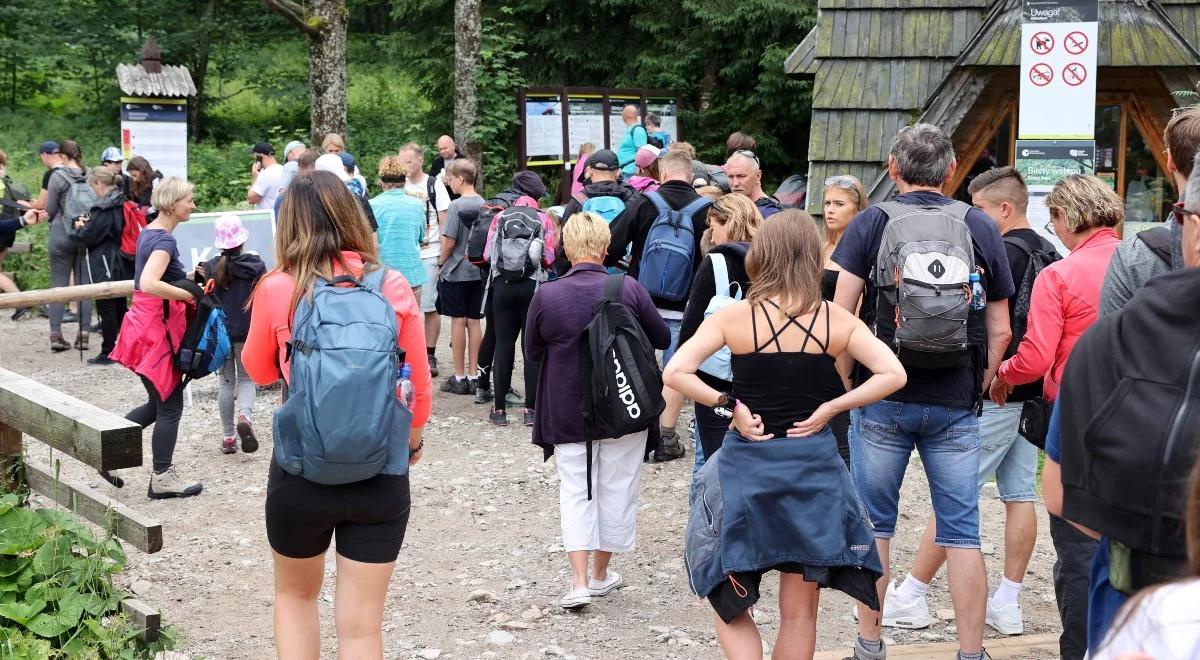 Szturm turystów na Zakopane. Nie ma miejsc na parkingach przy Morskim Oku