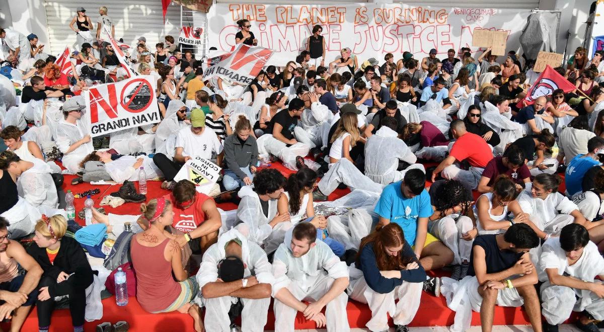 7 godzin na czerwonym dywanie. Protest ekologów w Wenecji.