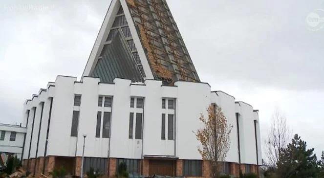 Orkan Ksawery. Wiatr zerwał fragment dachu z kościoła w Dębicy [wideo]