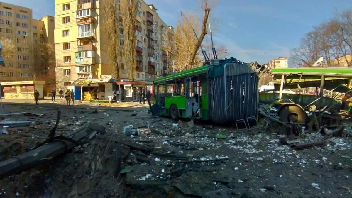 Eksplozje w Kijowe, są ofiary śmiertelne. Ostrzelany blok, odłamki rakiety spadły na miasto