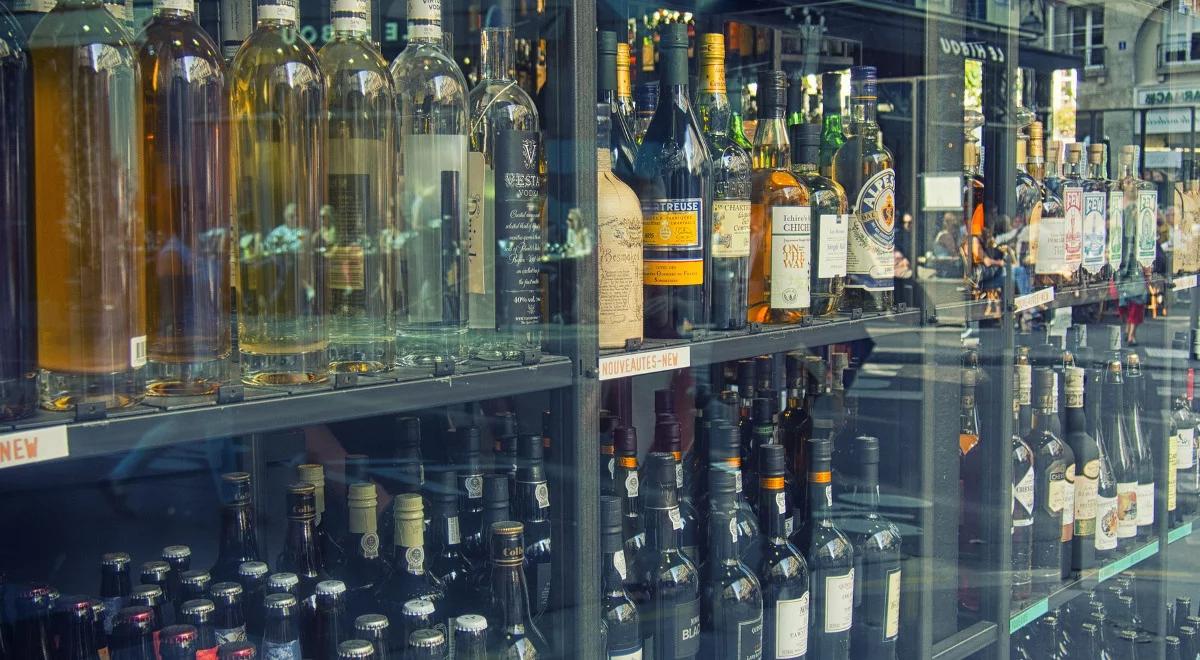 Na Litwie ograniczenia dostępu do alkoholu: kupno powyżej 20 roku życia, sprzedaż do godz. 20.00, całkowity zakaz reklamy
