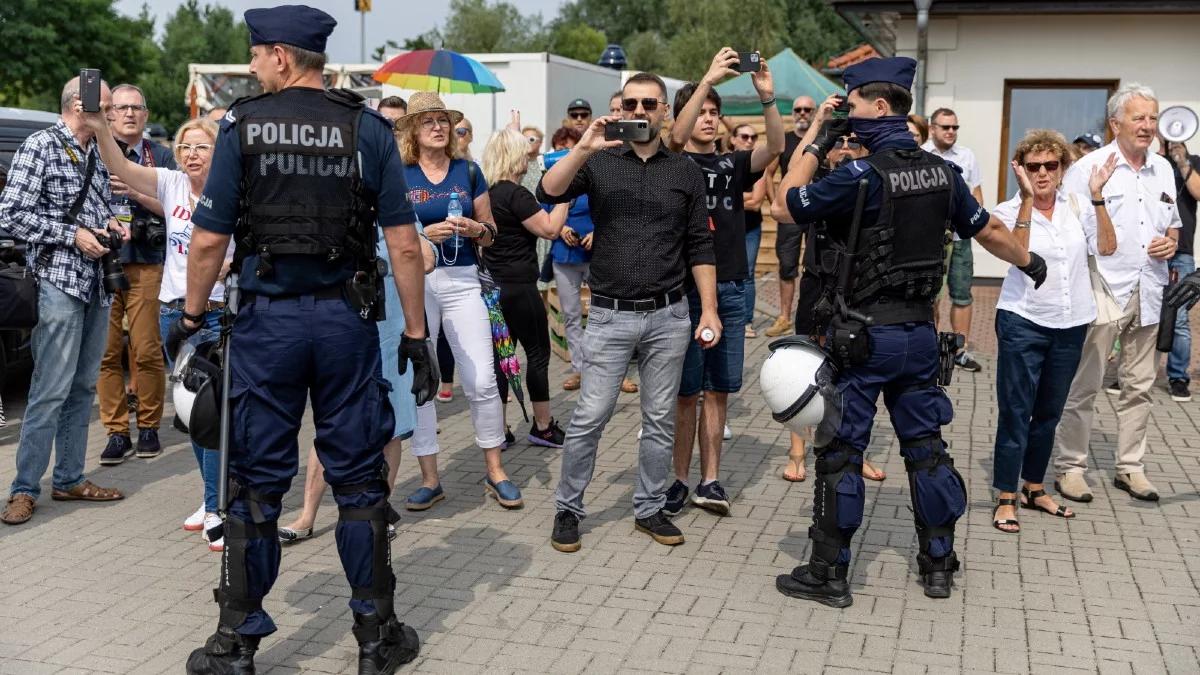 "Zachowania niedopuszczalne w demokracji". Fogiel o inspirowanych przez opozycję atakach na PiS