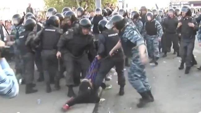 Tak rosyjska policja biła kobietę na demonstracji