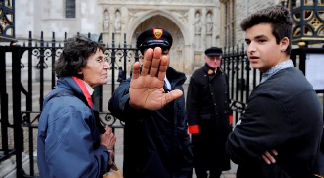 W Londynie uszkodzono portret Elżbiety II
