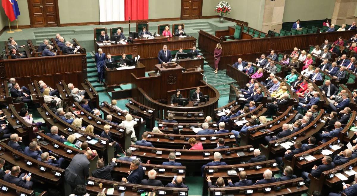 Sejm przyjął uchwałę ws. sprzeciwu wobec relokacji migrantów. Nie głosował cały klub Lewicy i większość KO