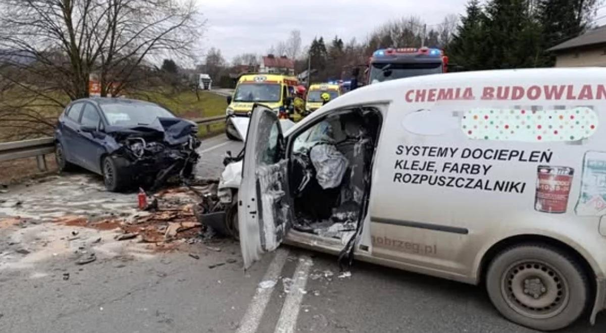 Groźny wypadek w Babicy. Czołowo zderzyły się dwa auta, są ranni