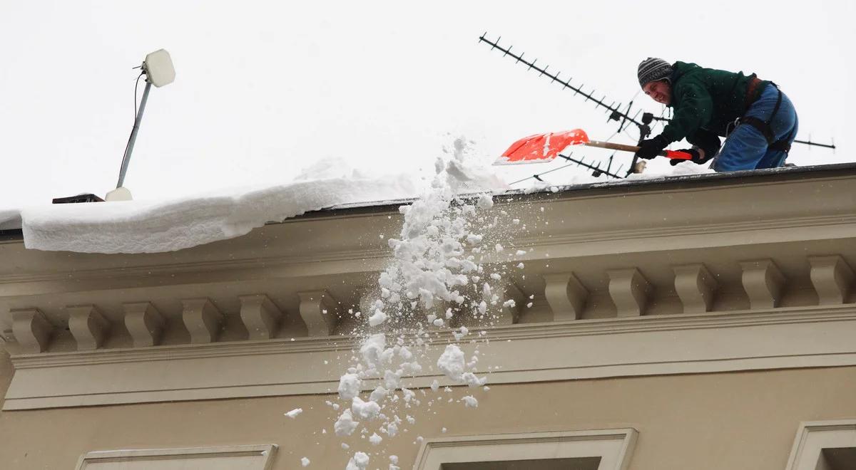 Intensywne opady śniegu na południu Polski. Straż pożarna: pamiętajmy o odśnieżaniu dachów