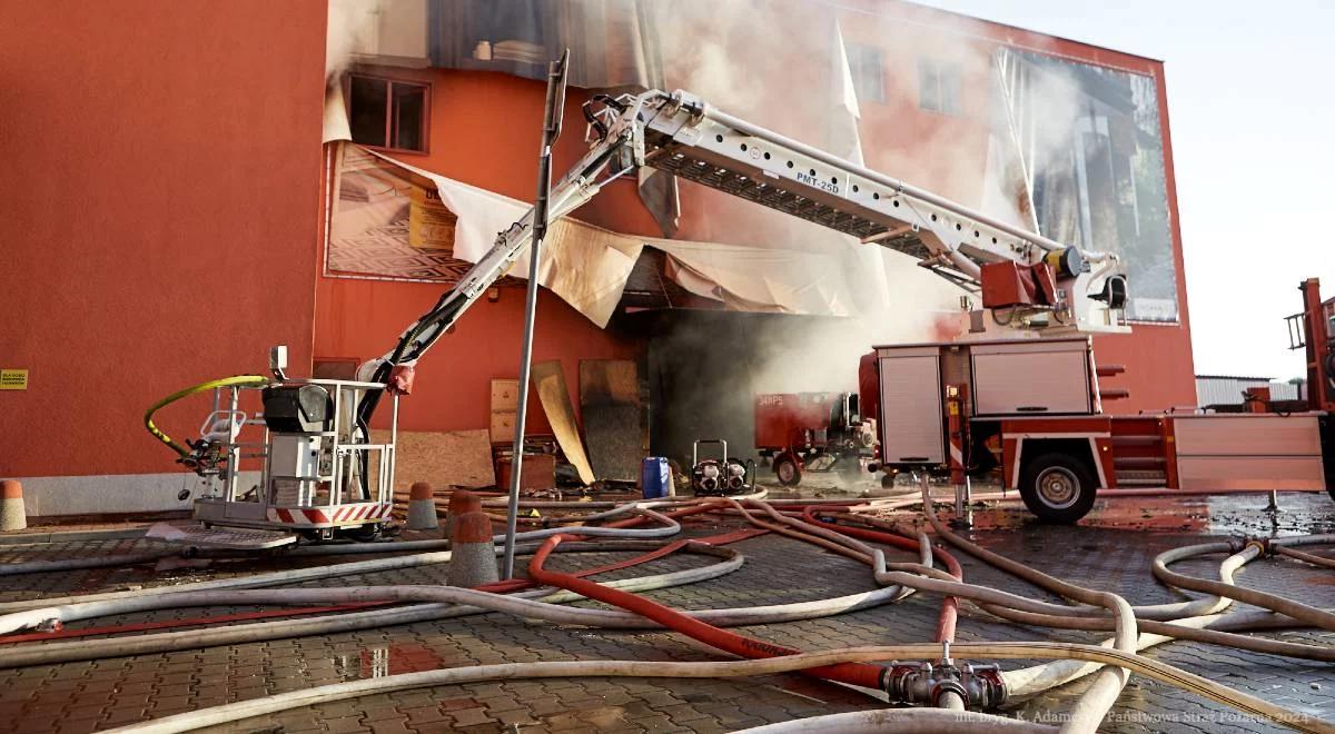 Wielki pożar w Krośnie. Strażacy nadal szukają zarzewia ognia w markecie budowlanym