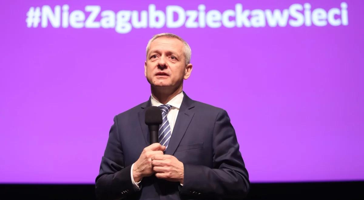  "Uważaj, co wrzucasz do sieci". Ministerstwo Cyfryzacji ostrzega przed sextingiem