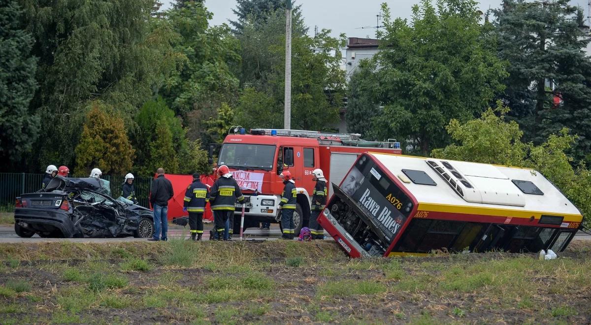 Latchorzew (mazowieckie): dwie ofiary czołowego zderzenia osobówki z autobusem