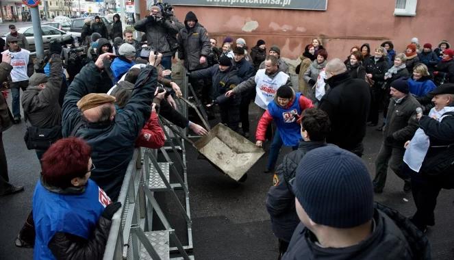 Protest w Lublinie: chcieli wywieźć prezesa na taczce