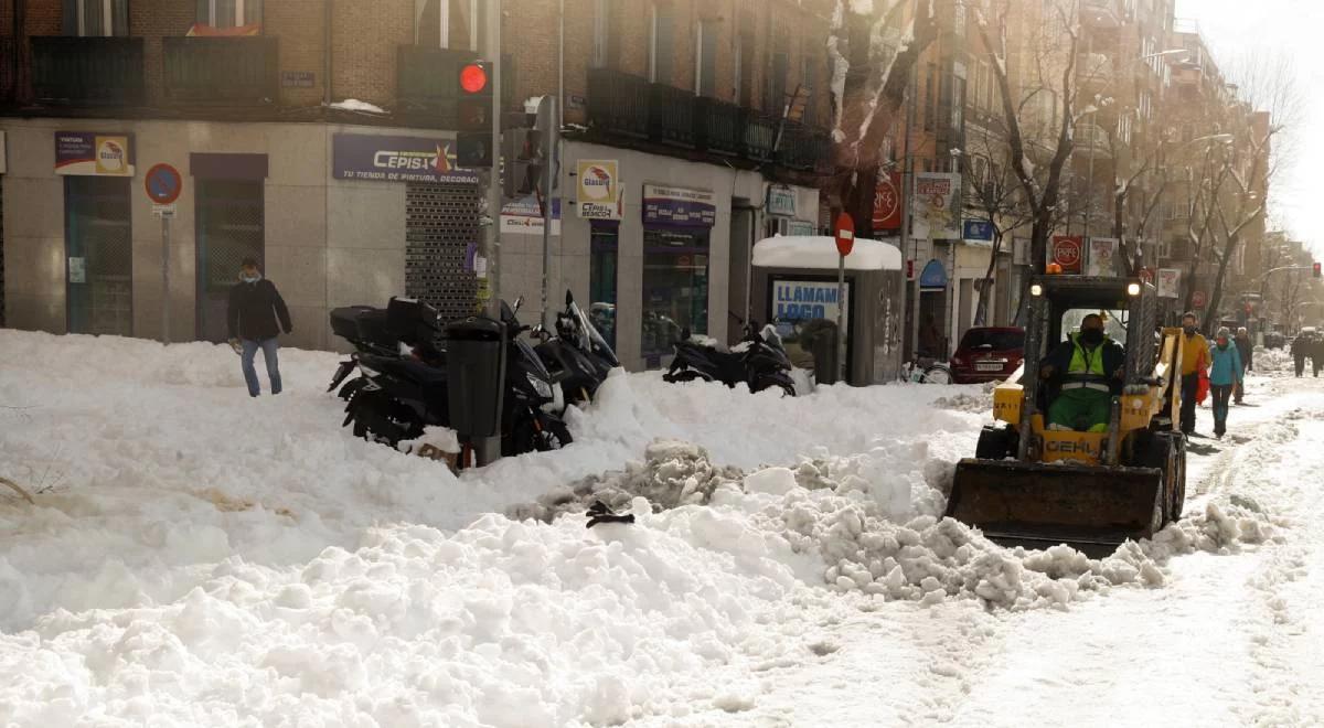 Chaos komunikacyjny, zamknięte szkoły, sklepy bez dostaw. Paraliż po śnieżycy w Hiszpanii 