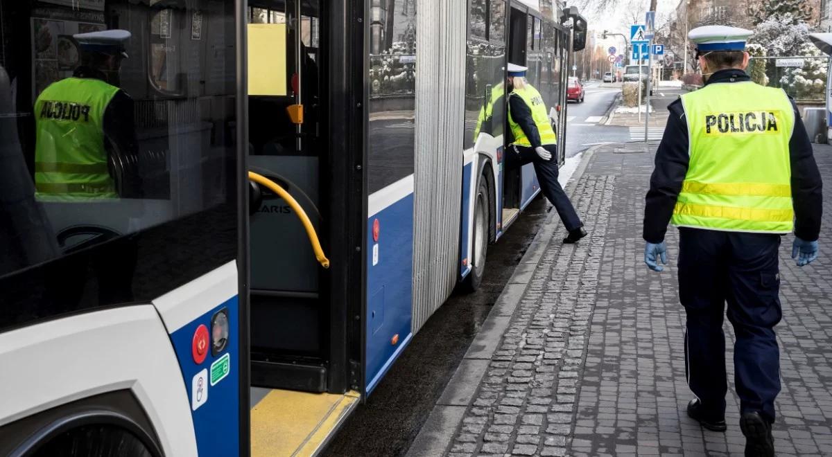Jak reagować, gdy pasażerowie komunikacji nie stosują się do zaleceń? Rzecznik KGP wyjaśnia