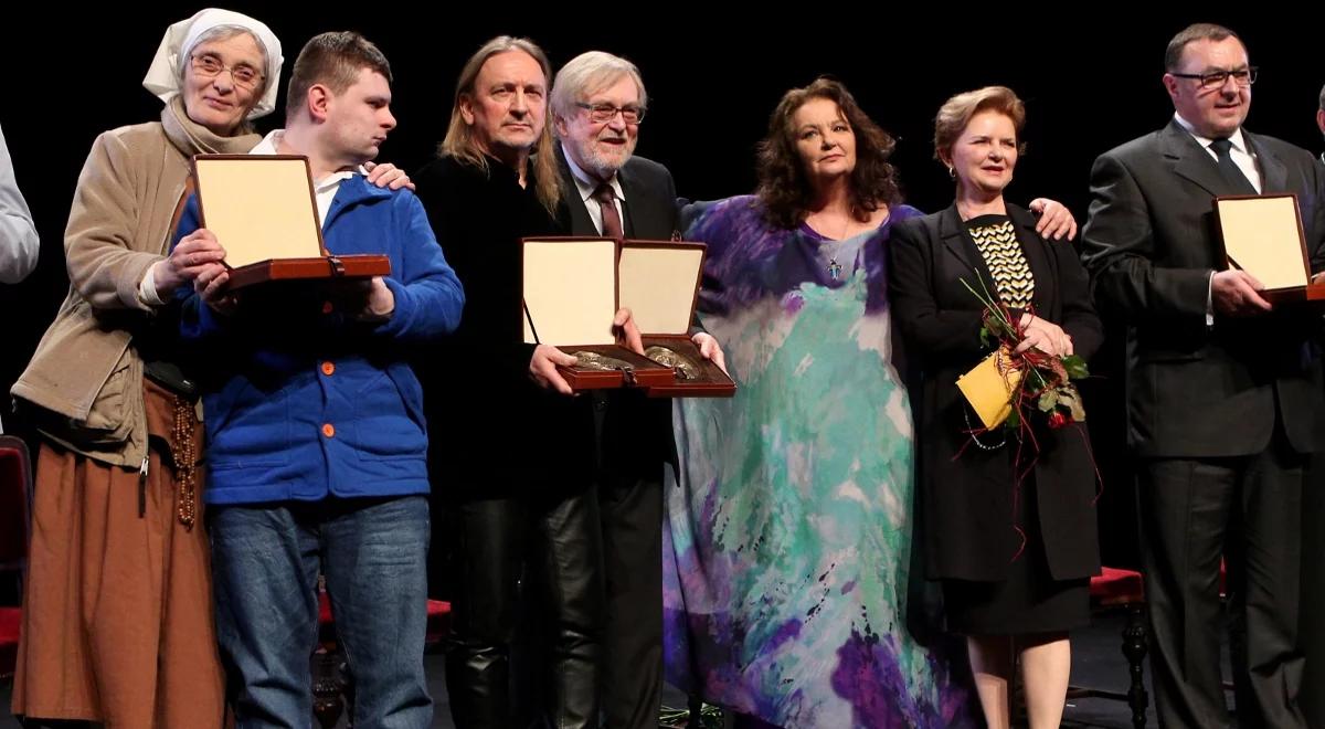 Medale św. Brata Alberta przyznane. Wśród laureatów koszykarz i wokalista