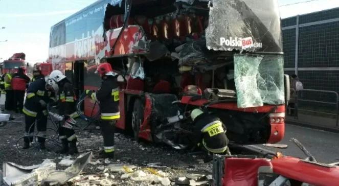 Autobus uderzył w tył ciężarówki. Kilkanaście osób rannych w wypadku w Jadownikach