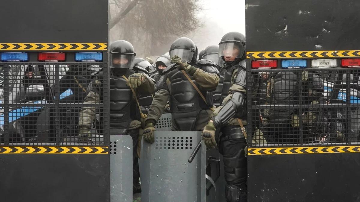 Zamieszki w Kazachstanie. Siły wojskowe walczą z protestującymi, słychać strzały