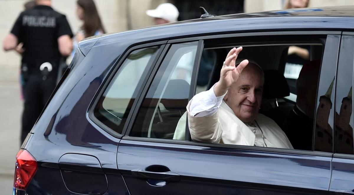 Papież Franciszek odwiedził w szpitalu kardynała Macharskiego. To nieplanowany punkt wizyty