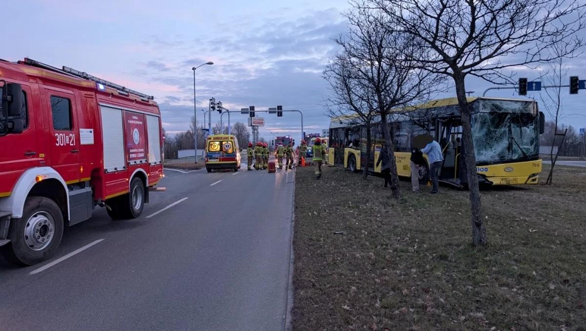 Zderzenie autobusów miejskich w Katowicach. Kierowca wypadł przez okno