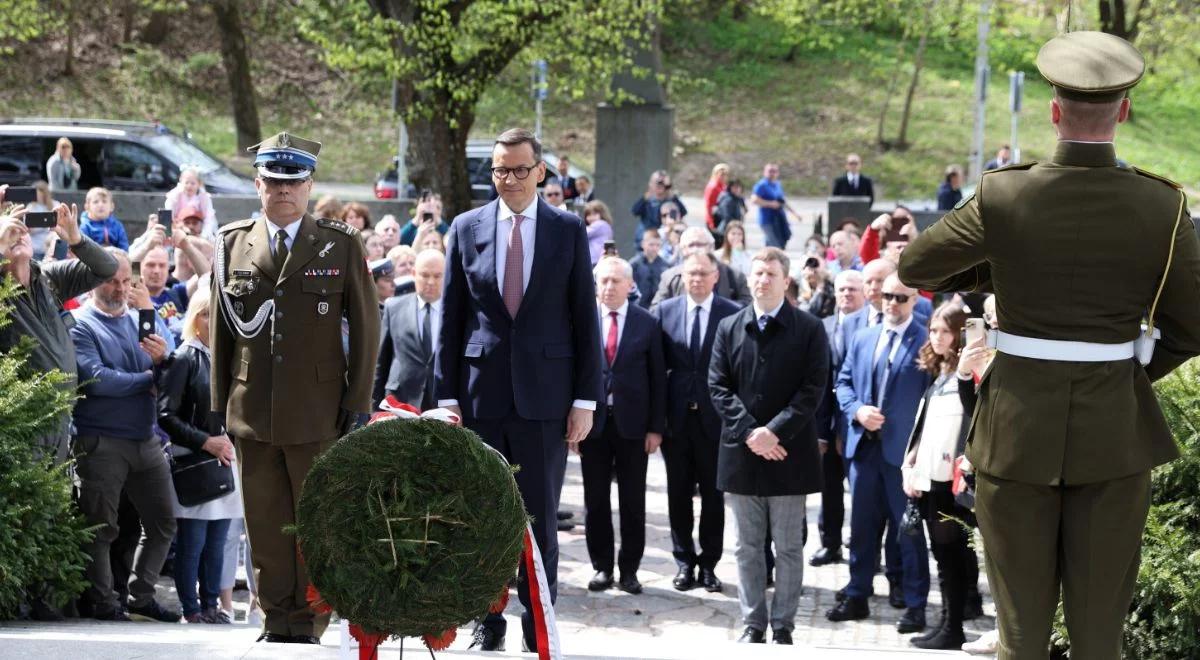 Wizyta premiera na Litwie. Mateusz Morawiecki odwiedził cmentarz Na Rossie