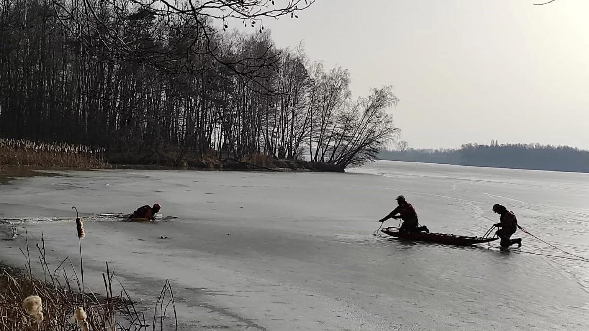 Zdradliwy lód. Apel strażaków po tragedii na Wigrach