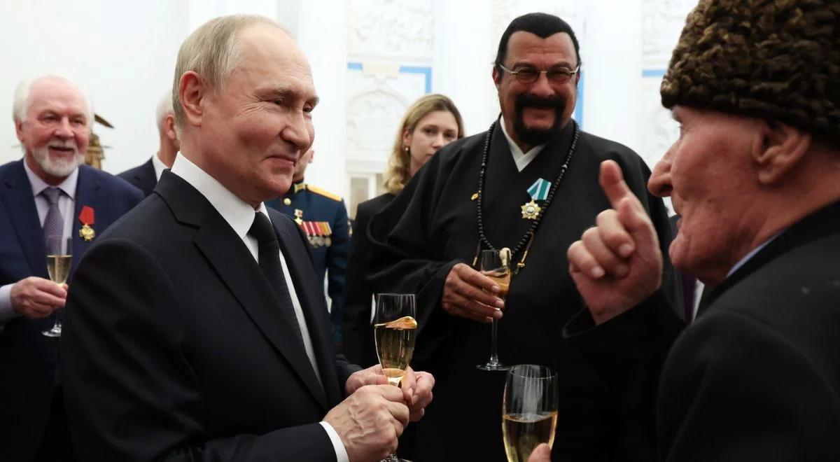 Seagal, porywacz dzieci i zbrodniarz. Putin wręczył im ordery