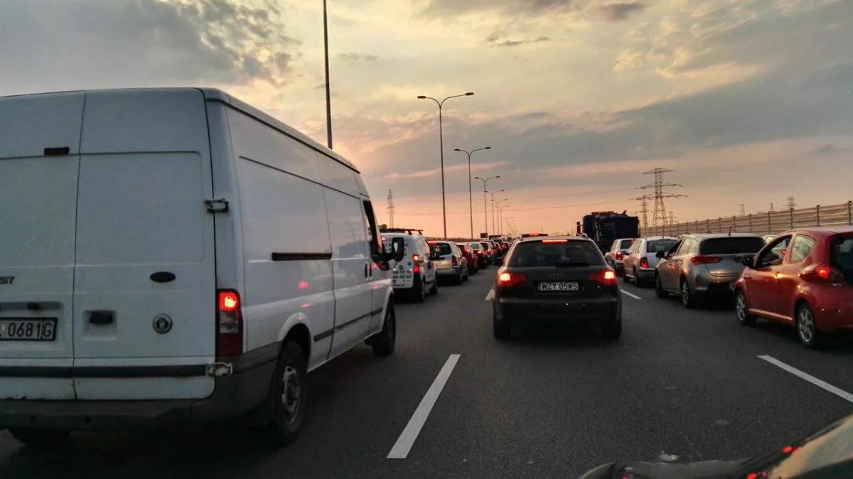 Dachowanie na trasie S2 w kierunku Poznania przy węźle Konotopa
