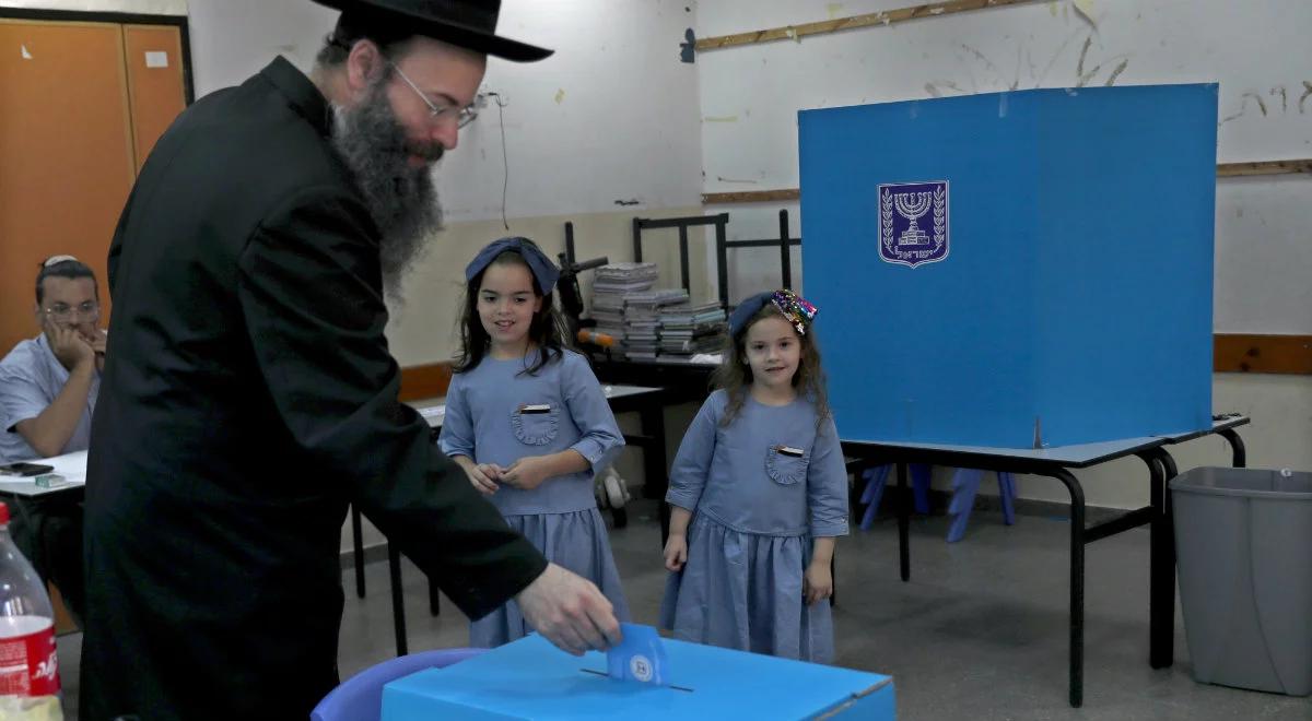 Wybory w Izraelu. Wyrównane wyniki Likudu i opozycji w sondażach exit poll