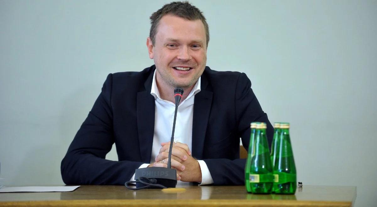 "Zna się na utrzymaniu władzy". Nieznana rozmowa Tuska z synem w filmie Latkowskiego 