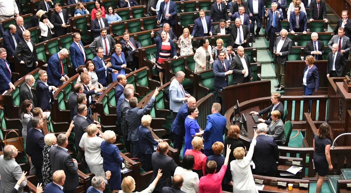 Akcja "Spuszczamy powietrze z polityków". Wylosuj posła i... módl się za niego