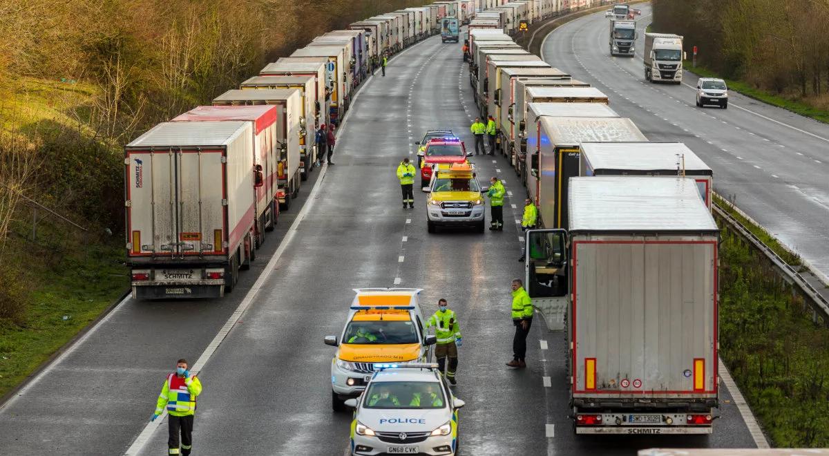 Pomoc od konsulatów dla kierowców uwięzionych na Wyspach. Dostali żywność, wodę i środki higieny