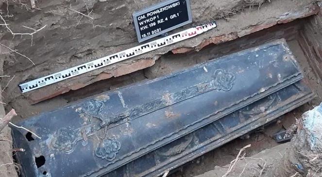 Ekshumacja w grobie Edwarda Śmigłego-Rydza. Historyk: najpewniej odkryto szczątki Marszałka Polski