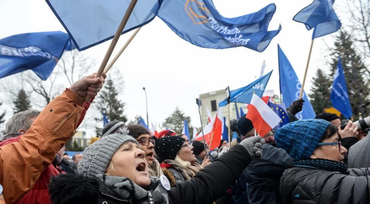 Zakończyła się manifestacja KOD i opozycji przed Sejmem 