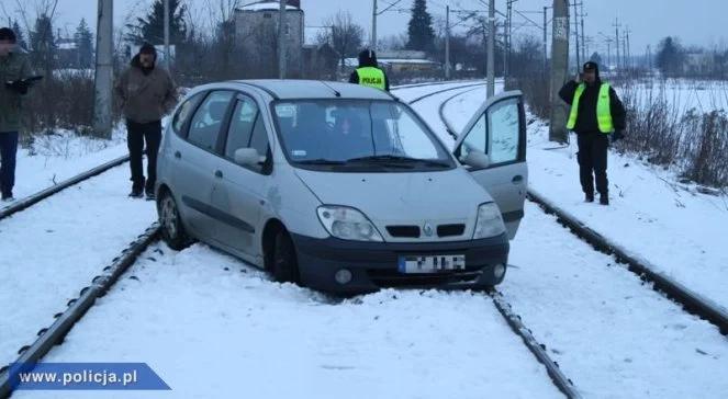 Pijany kierowca chciał skrócić drogę i... utknął między torami