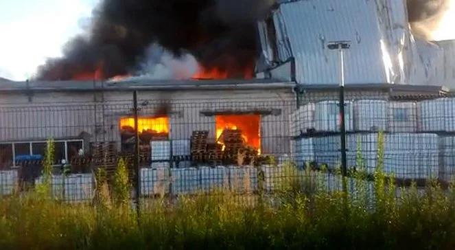 Dogaszanie pożaru w Lubaniu. Kolejny strażak się podtruł