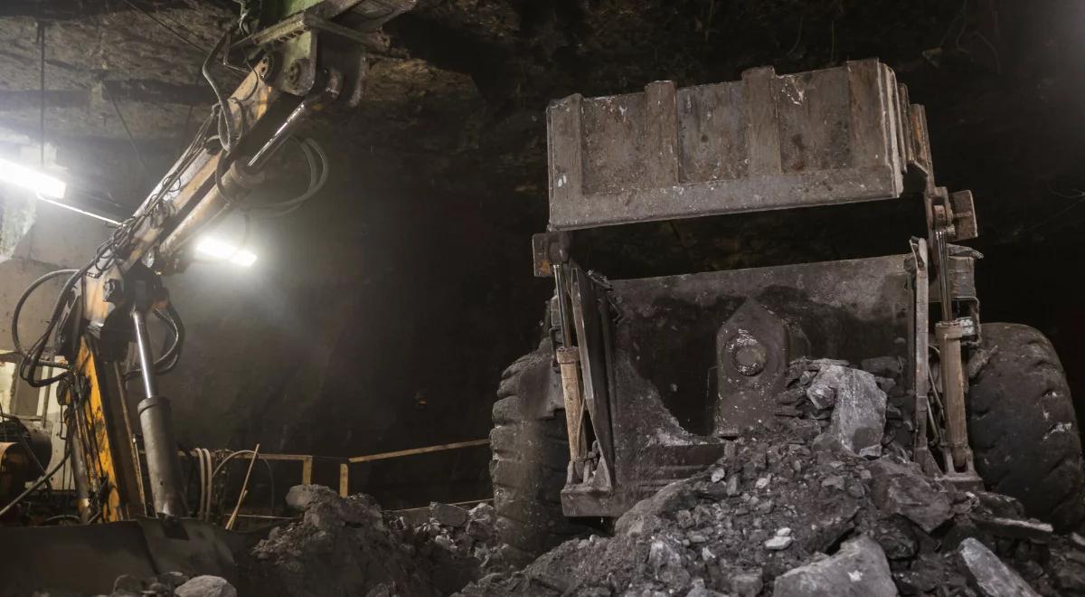 Oberwanie skały w kopalni Polkowice-Sieroszowice. Trwają poszukiwania górnika