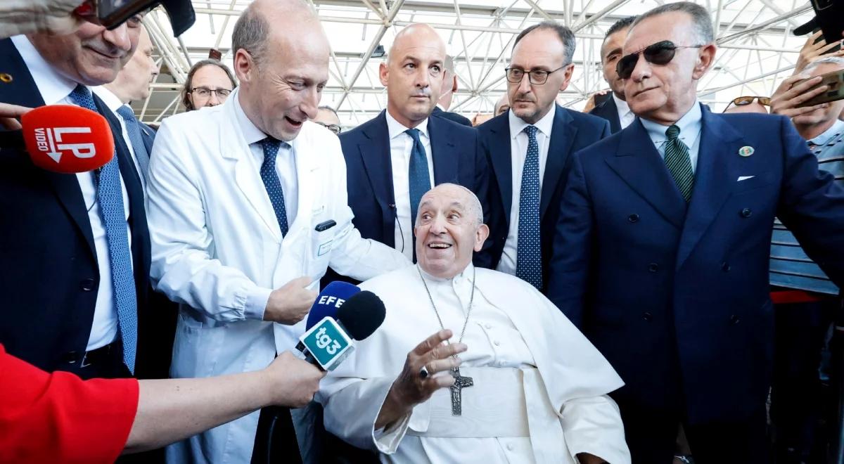 Papież Franciszek opuścił klinikę Gemelli. "Czuję się dobrze. Jeszcze żyję!"