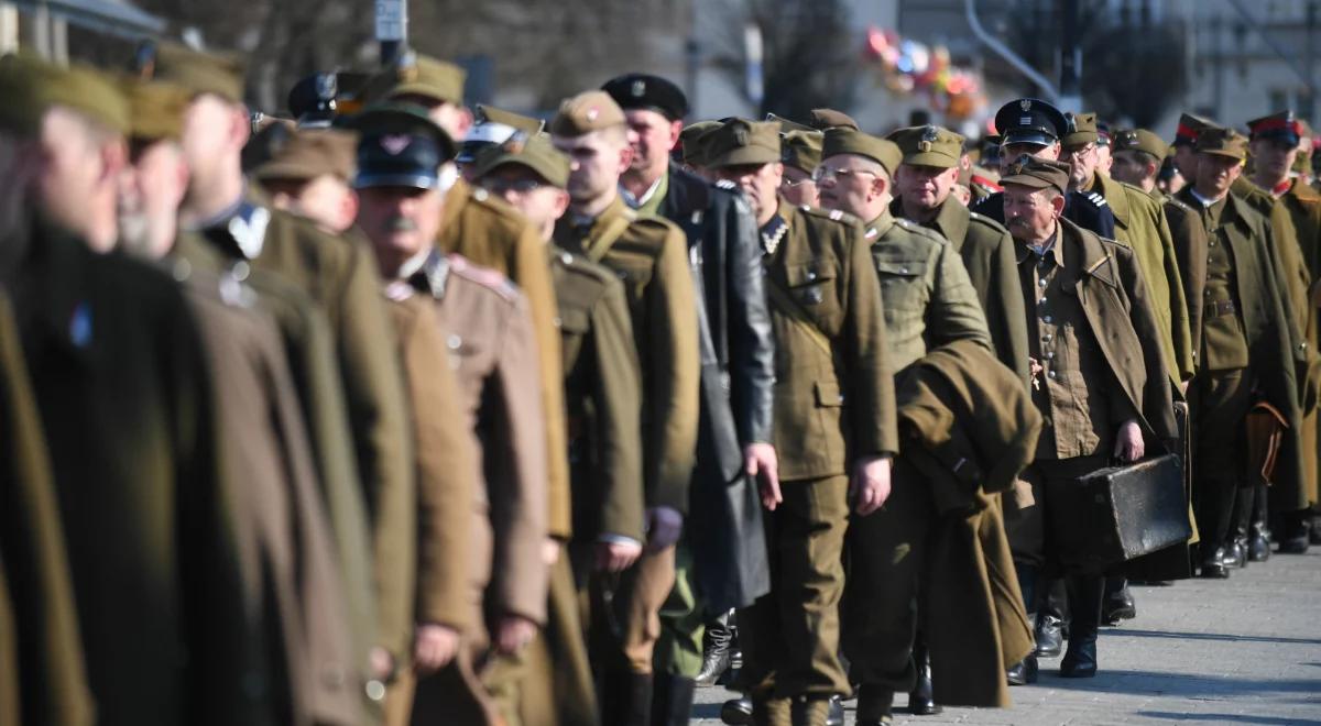 Szli aby uczcić pamięć pomordowanych na Wschodzie.  Katyński Marsz Cieni w Warszawie