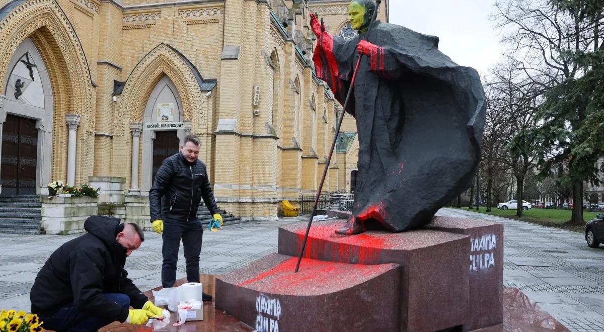 Dewastacja pomnika Jana Pawła II w Łodzi. Sprawę wyjaśniają służby