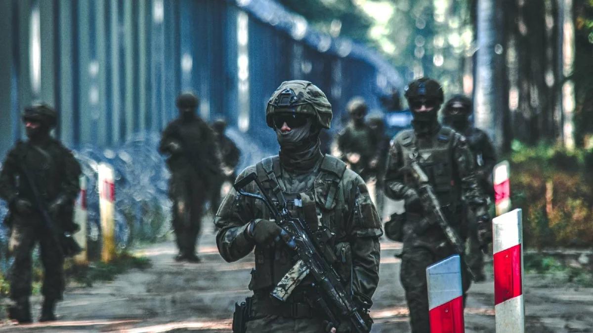 Polscy żołnierze sięgają po broń. Tyle razy strzelali przy granicy