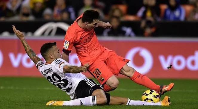 Primera Division: Messi trafiony butelką i... ukarany żółtą kartką