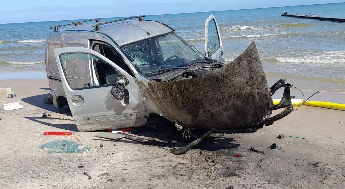 Łeba: samochód pędził po plaży i wjechał w falochron. Kierowca uciekł, szuka go policja