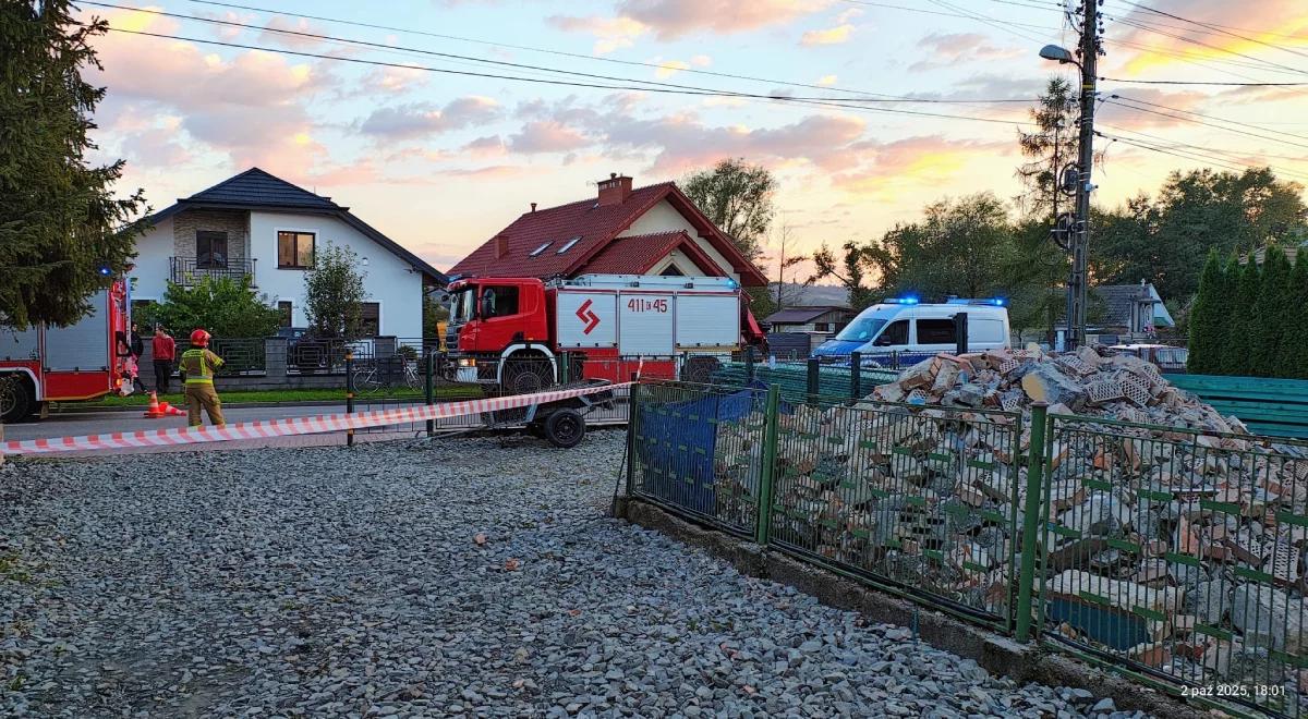Tragedia w Jadownikach. Komin zawalił się na pracownika