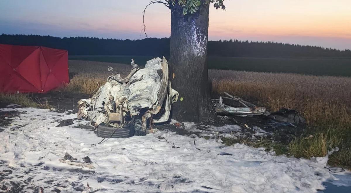 Tragedia w Kujawsko-Pomorskiem. Auto rozpadło się po uderzeniu w drzewo