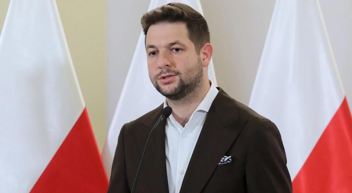 "Chcecie przywrócić te marionetki, które zgadzają się na wszystko". Mocne słowa Jakiego w PE