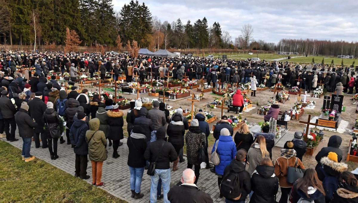 Koszalin: ostatnie pożegnanie tragicznie zmarłych nastolatek. "Łączyła je przyjaźń"