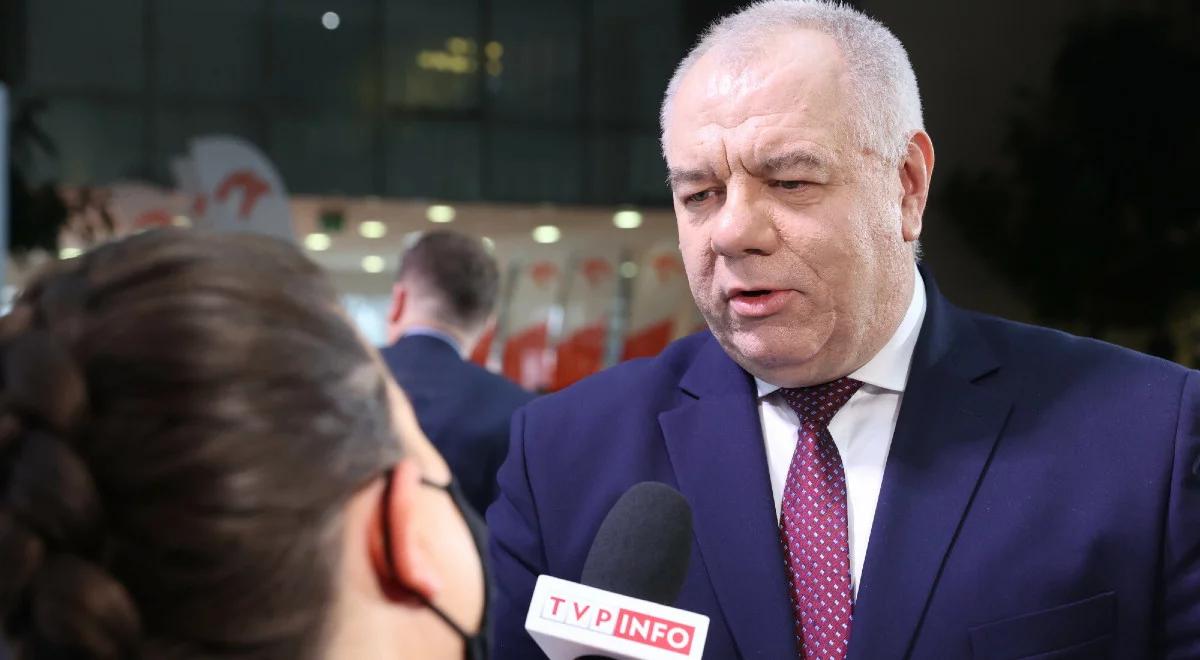 Atak nożownika przed zakładem Orlenu. Jacek Sasin: do tego zdarzenia mógł przyczynić się hejt opozycji